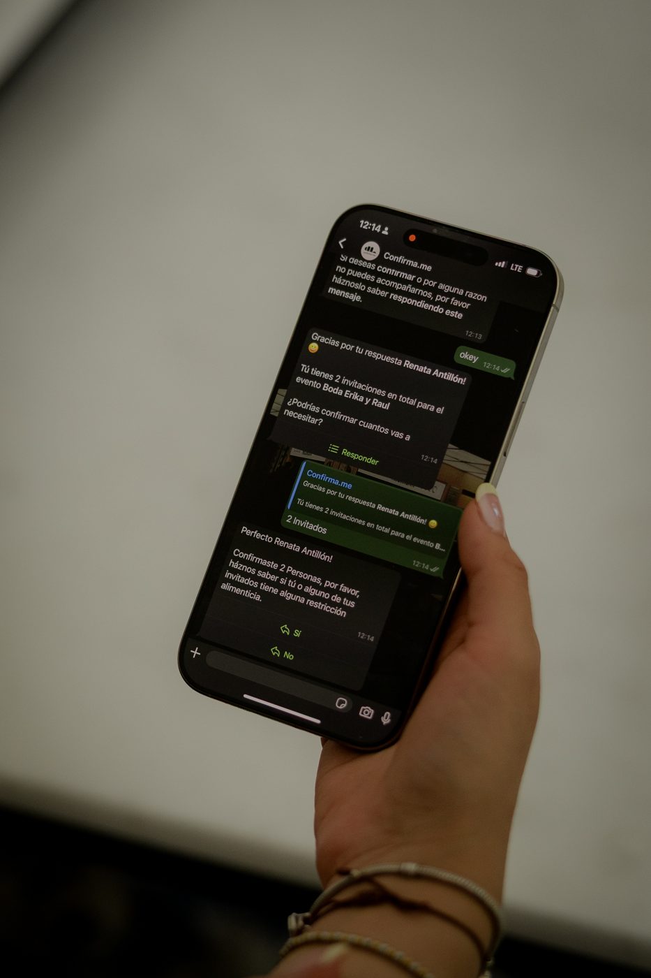 Invitado confirmando su asistencia por WhatsApp